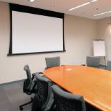tela de projeção de sala de reunião